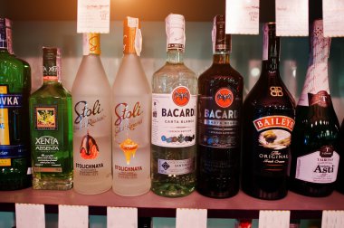 Kiev, Ukrayna - 25 Mart 2016: Çeşitli alkollü içecekler bott