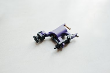 Beyaz arka plan, Menekşe dövme makinesi