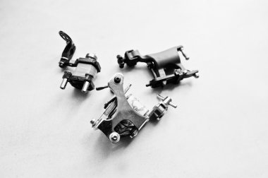 Dövme için farklı makineleri beyaz arka plan ayarlayın. Siyah 