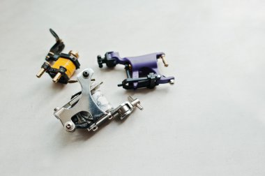 Dövme için farklı makineleri beyaz arka plan belirleme