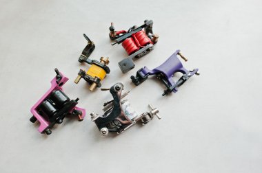 Dövme için farklı makineleri beyaz arka plan belirleme