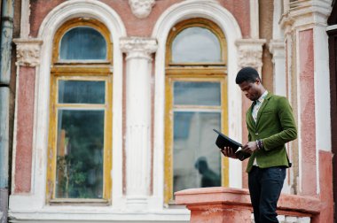 Yeşil kadife j siyah afrikalı amerikalı adam Moda portresi