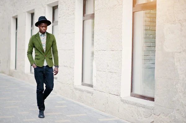 Retrato de moda de hombre afroamericano negro en terciopelo verde j — Foto de Stock