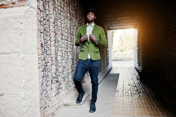 緑のベルベットj上の黒人アフリカ系アメリカ人男性のファッション肖像画 — ストック写真