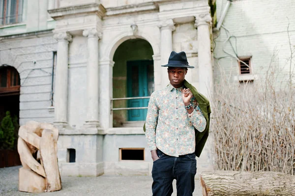 Mode Porträtt av svart afrikansk amerikansk man på grön sammet j — Stockfoto