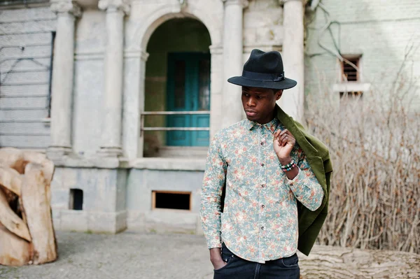 Portrait de mode d'homme noir afro-américain sur velours vert j — Photo