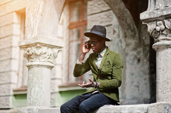 Retrato de moda de hombre afroamericano negro en terciopelo verde j —  Fotos de Stock