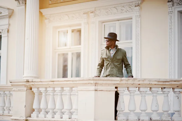 Retrato de moda de hombre afroamericano negro en clo abrigo verde — Foto de Stock