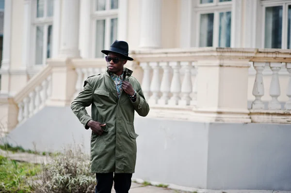 Retrato de moda de hombre afroamericano negro en clo abrigo verde — Foto de Stock
