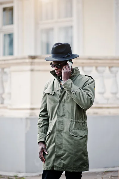 Retrato de moda de hombre afroamericano negro en clo abrigo verde — Foto de Stock