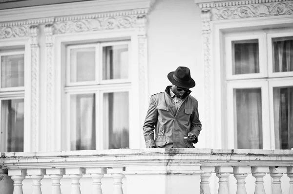 Retrato de moda de hombre afroamericano negro en clo abrigo verde —  Fotos de Stock