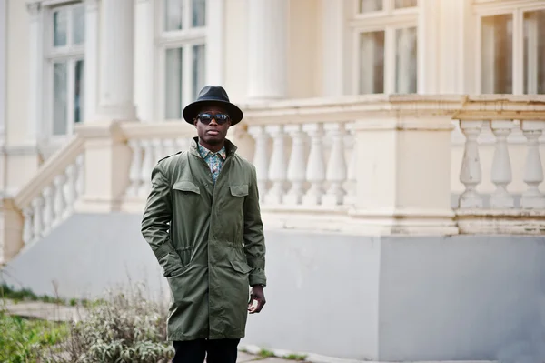 Portrait de mode de l'homme noir afro-américain sur manteau vert clo — Photo