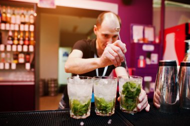 Barmen Mojito barda kokteyl içki hazırlama