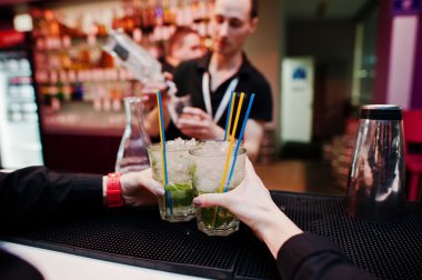 Mojito kokteyler holding garson eller, çubuk adam arka plan iç