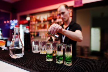 Barmen barda yeşil Meksika kokteyl içki hazırlama