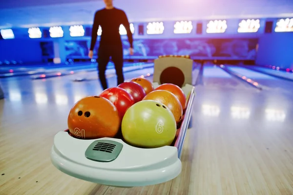 Bowlingkugeln am Bowlinglift mit UV-Beleuchtung — Stockfoto