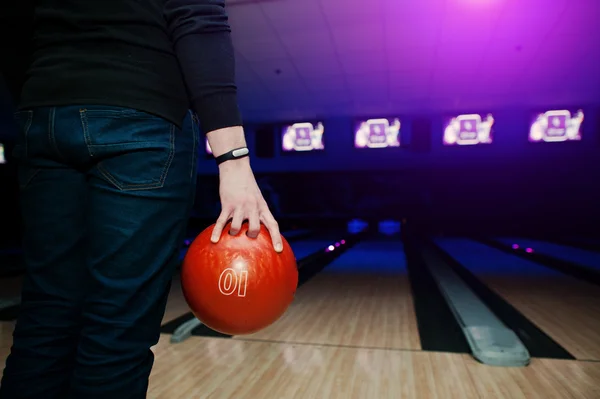 Hand des Mannes Spieler mit Armband hält Bowlingball — Stockfoto