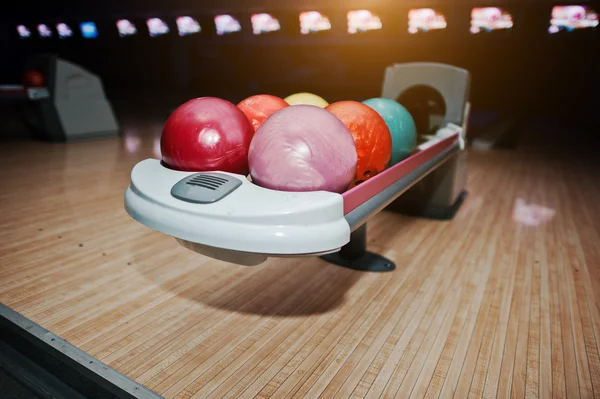 Bowlingkugeln am Bowlinglift mit UV-Beleuchtung — Stockfoto