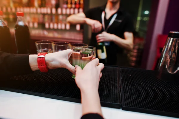 Servitören händer med gröna mexikanska tequila coctails dricka bakgrunds — Stockfoto