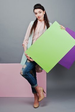 Güzel kızla yeşil boş reklam domuzu tam uzunlukta