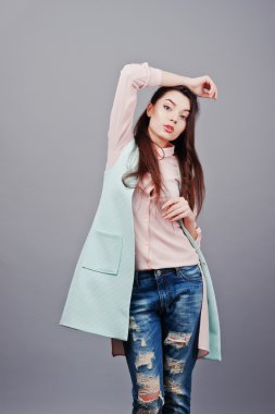 Pembe bluz, turquois giyen genç esmer kız portresi