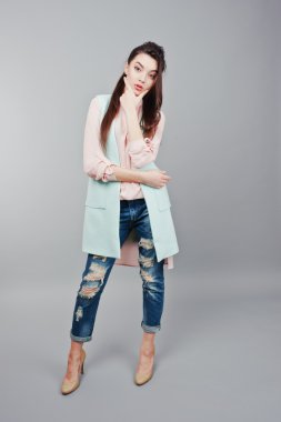 Pembe bluz giyen tam uzunlukta portre genç esmer kız,