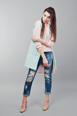 Pembe bluz giyen tam uzunlukta portre genç esmer kız,