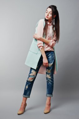 Pembe bluz giyen tam uzunlukta portre genç esmer kız,