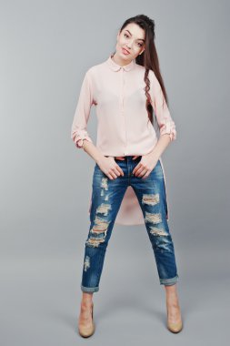 Tam uzunlukta portre genç gülümseyen esmer kız pembe giyen