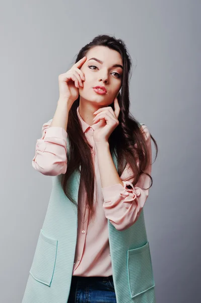 Close up rosto retrato de jovem morena menina vestindo em rosa bl — Fotografia de Stock