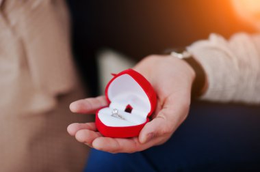 Evlenme teklifi. Bir dakika dostum nişan yüzüğü, onun kırmızı kutu ha