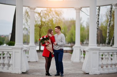 Evlenme teklifi. Adam ve kız arkadaşı buket çiçek