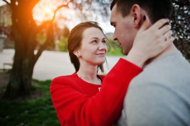 Aşık çift portre kapatın. Kız onun gözlerine
