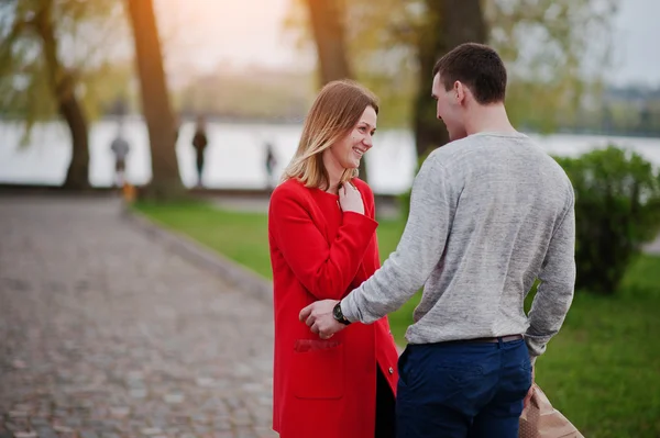  Evlenme teklifi. Onun karşılamak için çiçek boquet adamla gider 