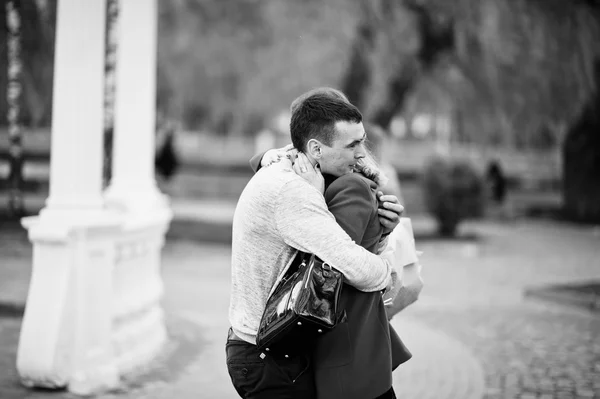 Marriage proposal. Embrace happy couple. Black and white photo — Stock Photo, Image