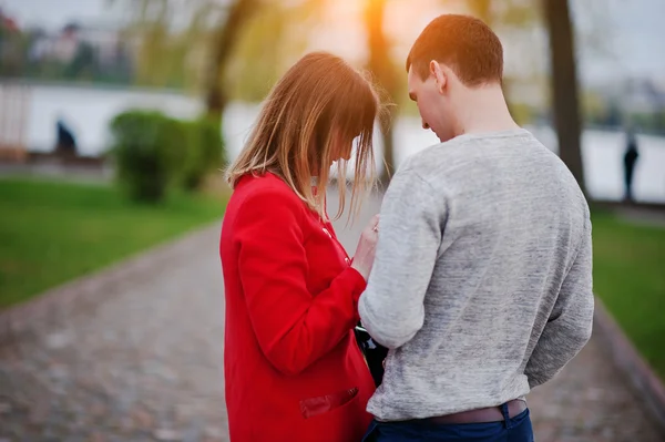 Huwelijksaanzoek. Man geven verlovingsring voor zijn vriendin — Stockfoto