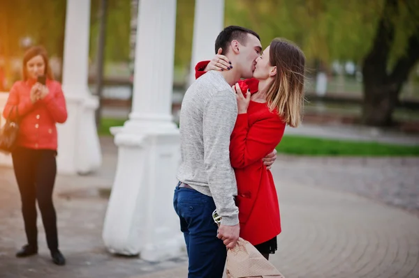 Proposta di matrimonio. Ragazza baciata e fidanzato con bouquet di flo — Foto Stock