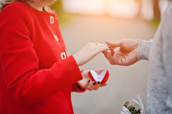 Pedido de casamento. Homem coloca um anel de noivado dedo para seu gir — Fotografia de Stock