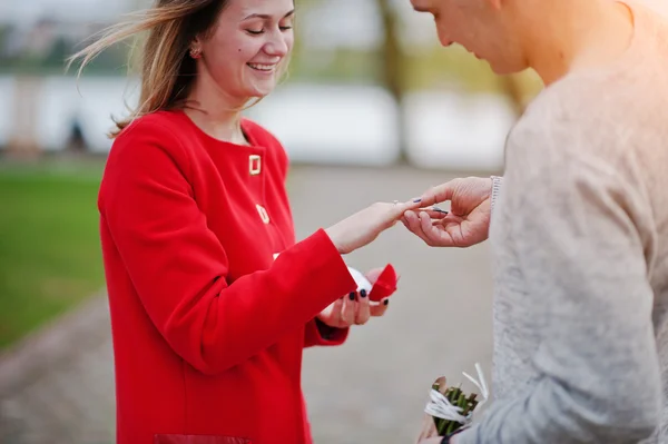 Sňatku. Člověk klade prst zásnubní prsten pro svou — Stock fotografie