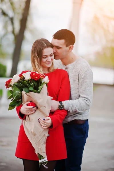 Heiratsantrag. Liebespaar umarmt mit Rosenstrauß — Stockfoto