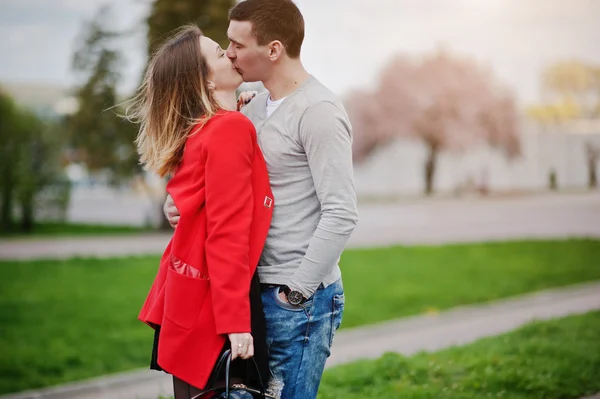 Beijado e huqqing casal apaixonado — Fotografia de Stock