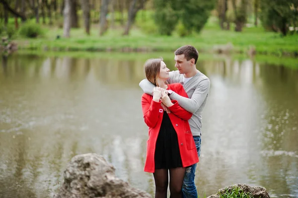 Felice soggiorno di coppia amorevole e abbracci al lago sfondo parco — Foto Stock