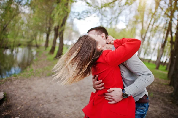 Hugging and kissed couple in love on the move — Stock Photo, Image