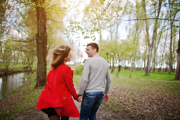 Casal apaixonado correndo em um caminho de parque — Fotografia de Stock