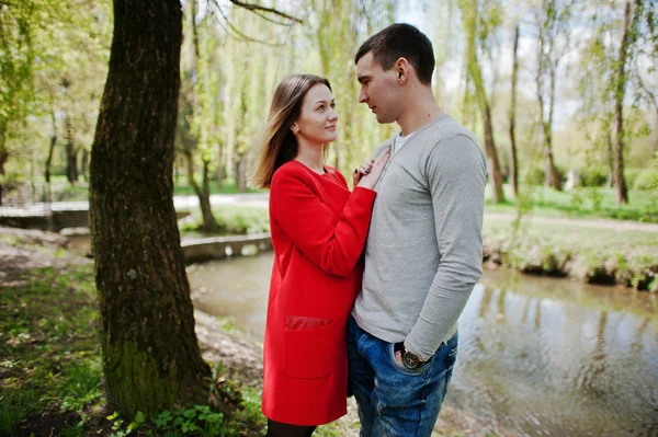 Liebespaar bleibt und schaut sich den Park im Hintergrund an — Stockfoto