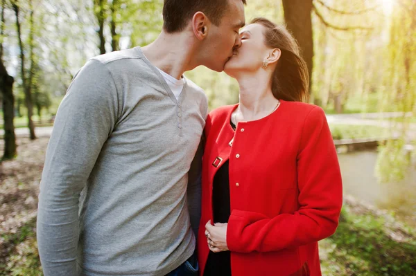 Beijado e huqqing casal apaixonado — Fotografia de Stock