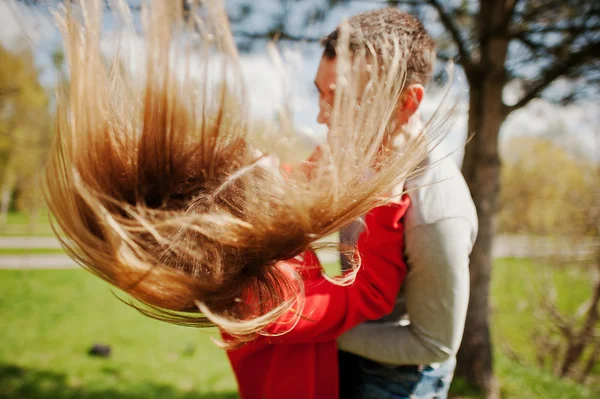 Bonita pareja abrazándose y coqueteando. Cabello en el viento — Foto de Stock