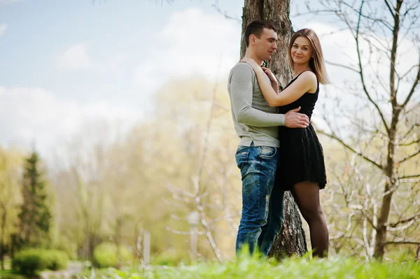 Glückliches romantisches Paar verliebt bleiben in der Nähe von Baum und Umarmung. — Stockfoto