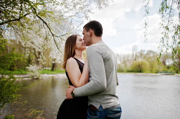 Giovane coppia innamorata all'aperto. Ragazzo bacio naso della sua ragazza — Foto Stock