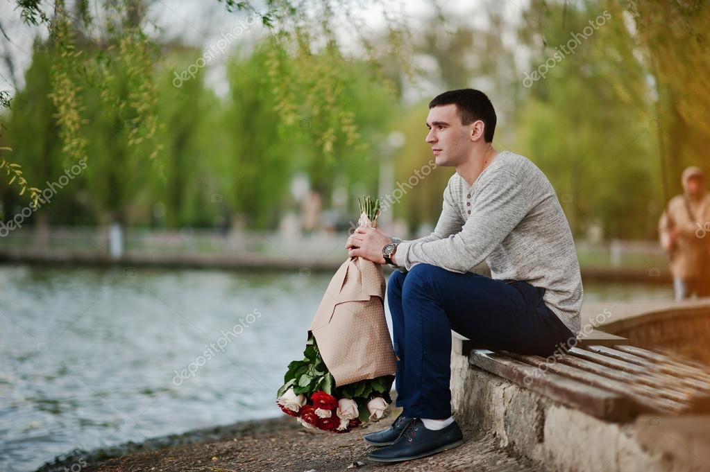 Грустный мужчина с цветами. Парень ждет бывшую. Женщина ждет мужчину. Мужчина ждет. Девушка ждёт парня на улице.